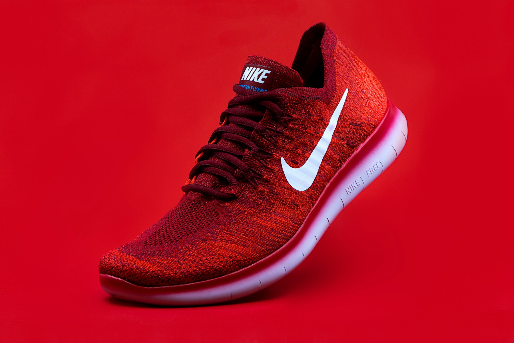 Tenis Nike vermelho em fotografia editorial de produto